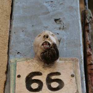 Plaque de numéro de maison, 66, décorée d'une tête tirant la langue et d'une main - France  - collection de photos clin d'oeil, catégorie clindoeil